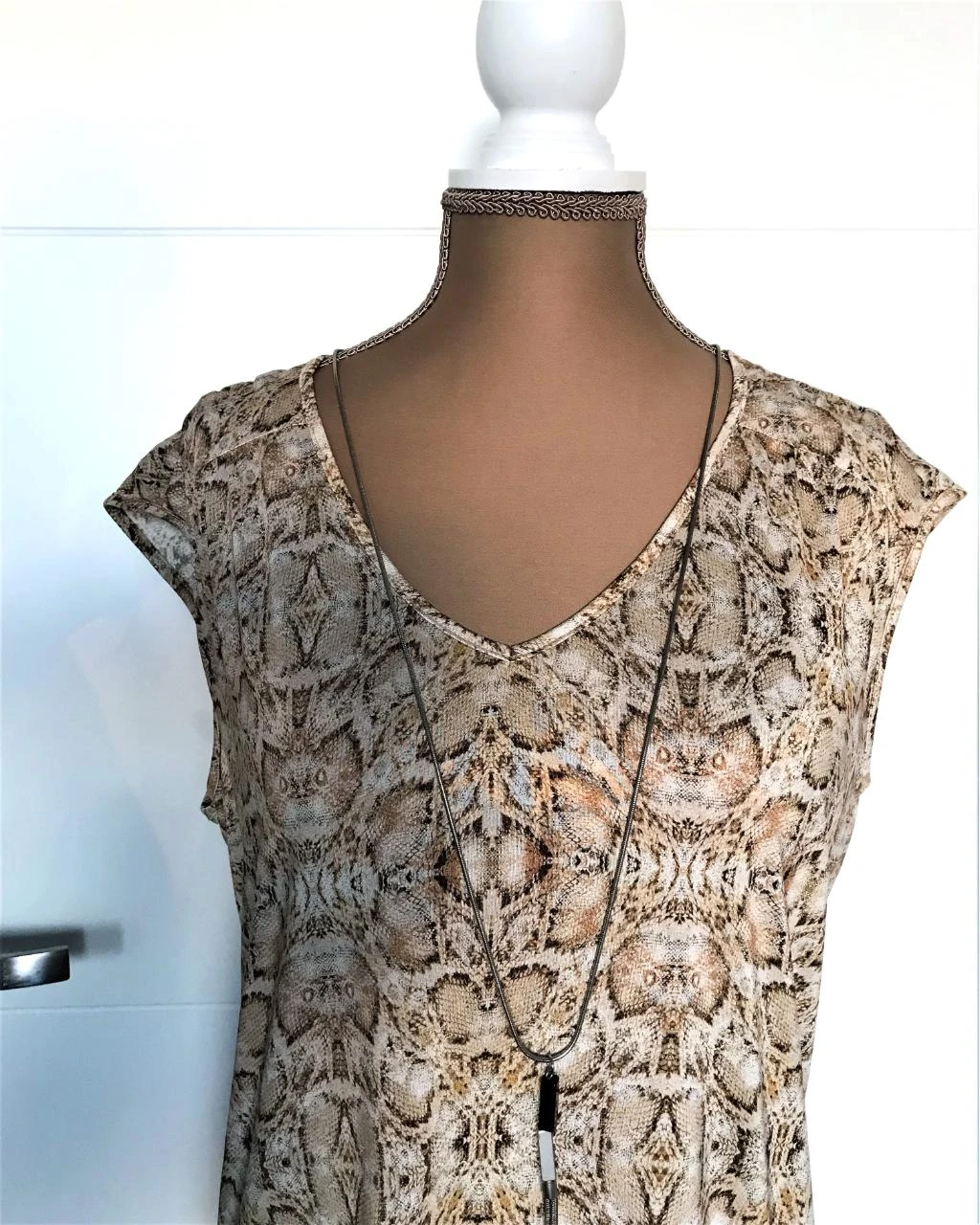 Senso B40 bonita blusa sin mangas con cadena plateada. – photo 2